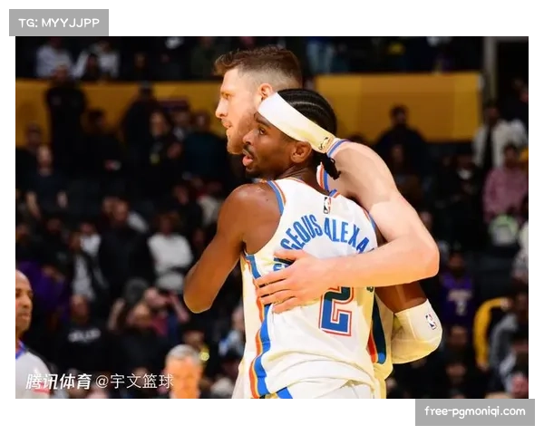 雷霆冠军中锋哈滕妻子科特尼亮相拳击赛 手艺与颜值并存引人注目